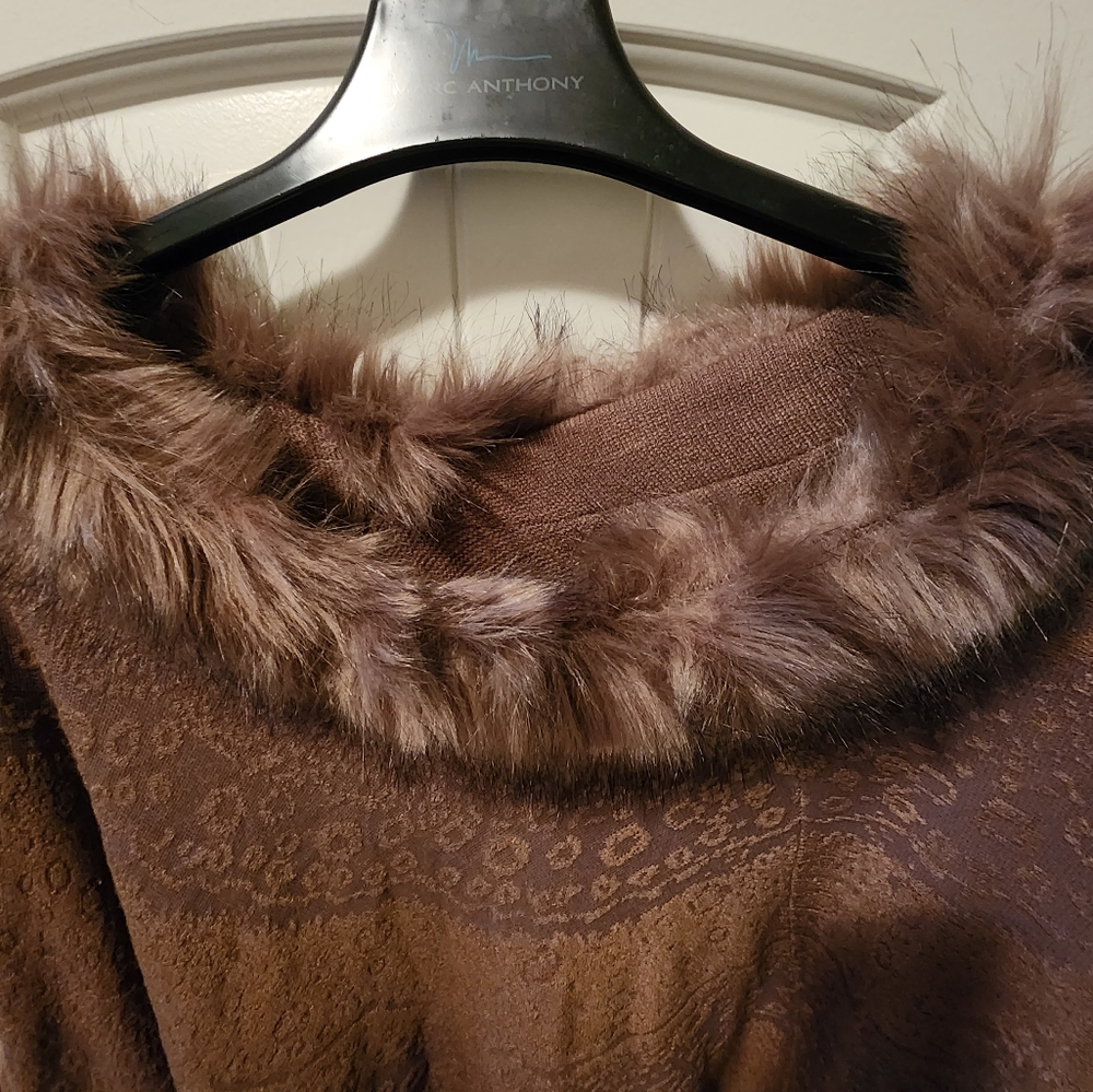 Ladies faux fur cape - Picture 3 of 8